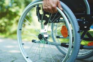 صندلی چرخدار (ویلچر) چیست؟ انواع ویلچر